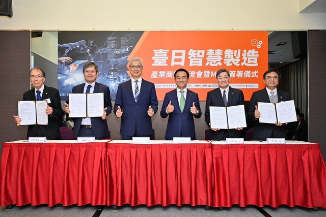 表彰で表彰された松本部長と山田副部長