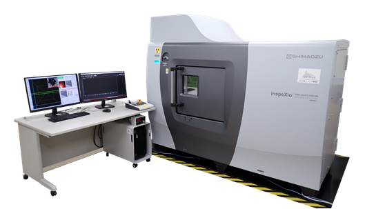 Ｘ線ＣＴ装置の画像です。Ｘ線を用いたＣＴスキャン（断層撮影）で、構造体の内部構造を非破壊で撮像し、構造観察や寸法・形状計測が可能な機器です。Ｘ線ＣＴ装置は機械工業製品の製品開発現場や製造現場において形状・寸法測定に利用できる他、品質管理の現場では製品内部の欠陥や異物混入検査に利用できます。